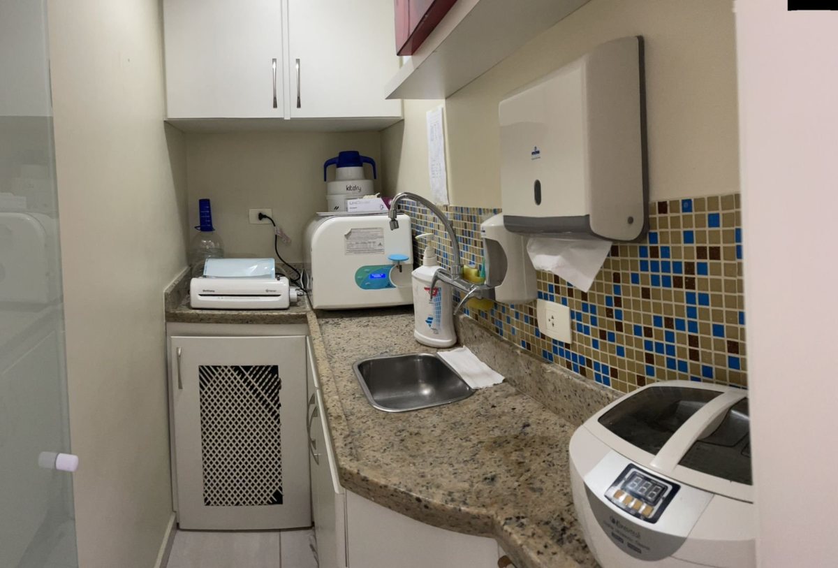Área de esterilização, com autoclave, bancada de granito e pia