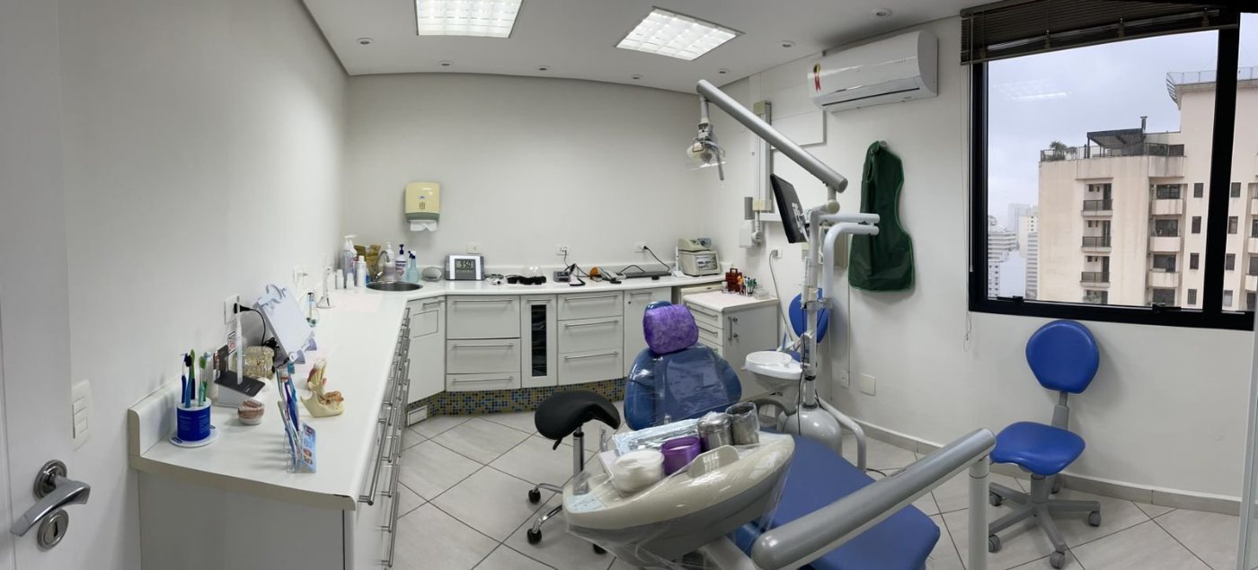 Sala de atendimento do Atelier de Sorrisos, com duas cadeiras odontológicas e janela